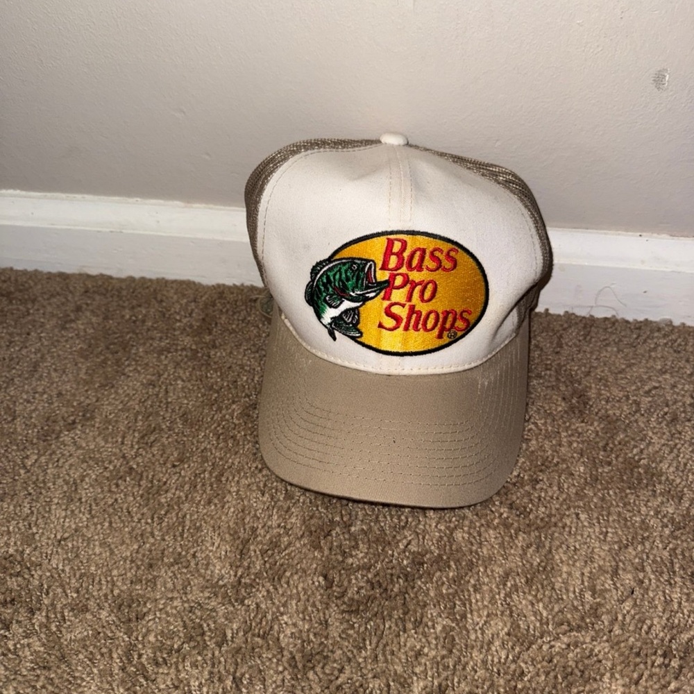 Bass Pro Shops Tan and White Reptile Enclosure